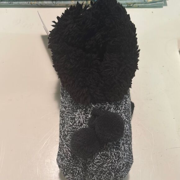 Kids Black and Gray Knit fuzzy slippers brand new - Picture 2 of 3